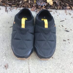 Teva Reember Quilted Slip-On in Black size 6